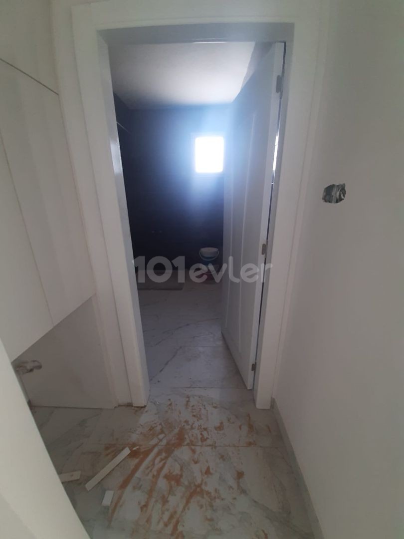 Ötükende mustakil villa 3+1 satılık 275.000£ EN GEC 2 AYA TESLIMDIR. 590 METREKARE 200 METREKARE EVIN OTURUMU  590m2 esdeger arsa, 200m² evin oturumu salon mutfak ayri 3 yatak odasi asagida 1 yatak odasida cati katinda kapali garaji havuz,jakuzi, barbeku,şomine ve saya sayamadigim bir cok ozelligi e