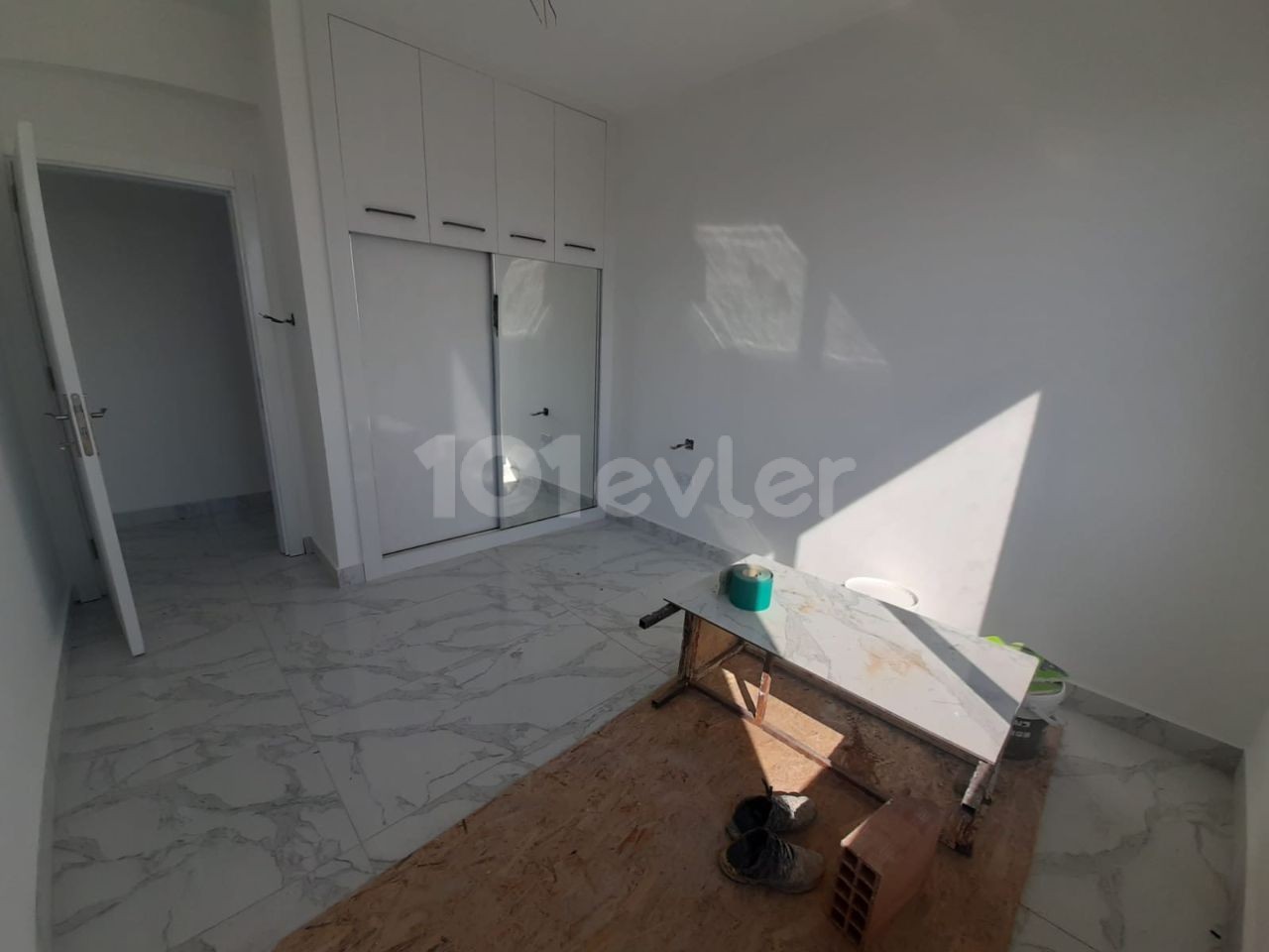 Ötükende mustakil villa 3+1 satılık 275.000£ EN GEC 2 AYA TESLIMDIR. 590 METREKARE 200 METREKARE EVIN OTURUMU  590m2 esdeger arsa, 200m² evin oturumu salon mutfak ayri 3 yatak odasi asagida 1 yatak odasida cati katinda kapali garaji havuz,jakuzi, barbeku,şomine ve saya sayamadigim bir cok ozelligi e