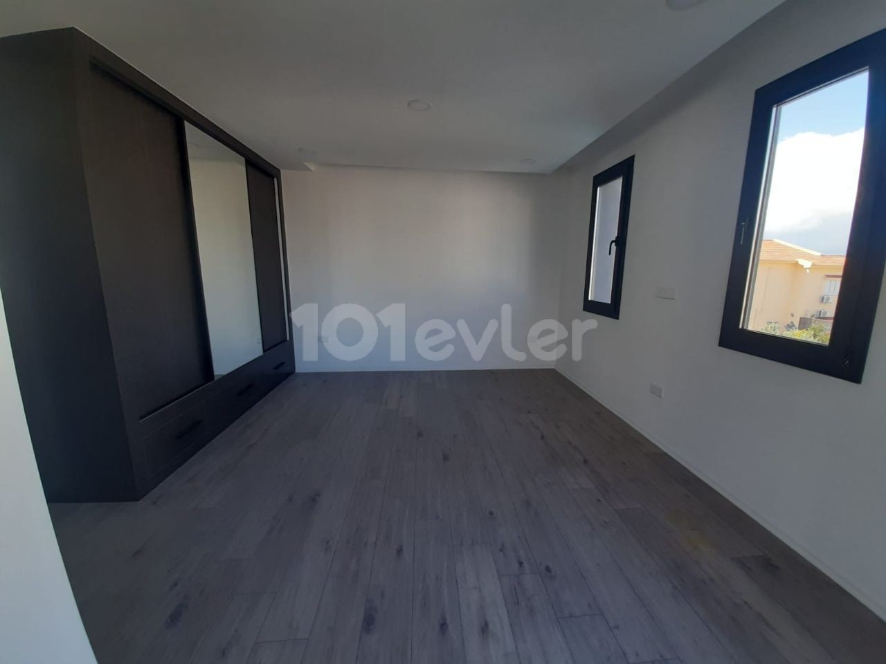 TRIPLEX ZU VERKAUFEN im Pier-Bereich; Triplex 3 Etagen 310 m2 Innenbereich Grill Dachterrasse (Meerblick) 3 Schlafzimmer Preise 440.000 stg