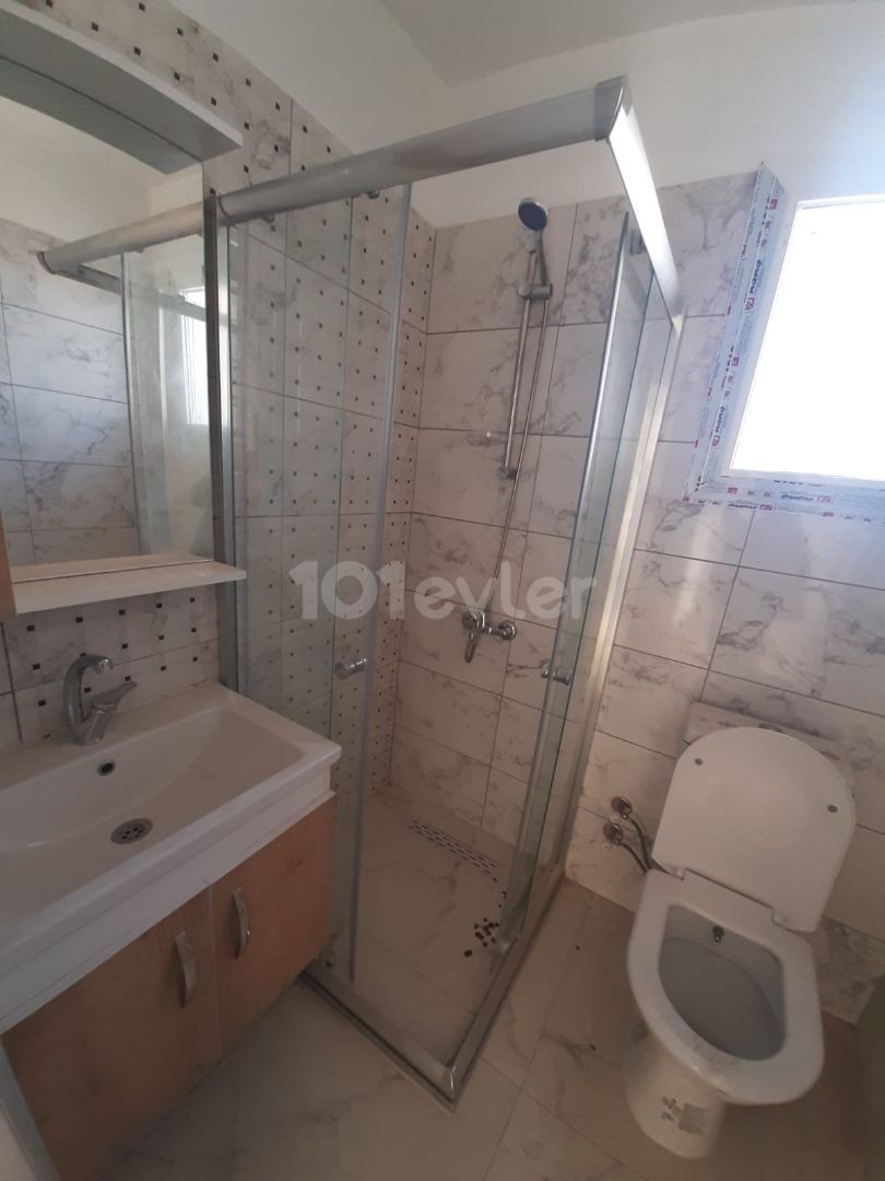 Canakkale 2 + 1 ohne Möbel Etage 3 ab 6000 tl 6 Miete 1 Kaution 1 Provision 70 m² Es gibt einen Aufzug es gibt einen Parkplatz.  Gebühren 400 tl x6 2400 tl 05338315976