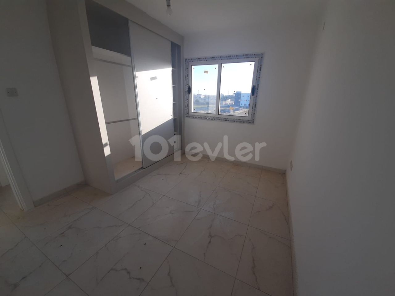 Canakkale 2 + 1 without furniture Floor 3 from 6000 tl 6 rent 1 deposit 1 commission 70 m² There is an elevator there is a car park.  Dues 400 tl x6 2400 tl 05338315976