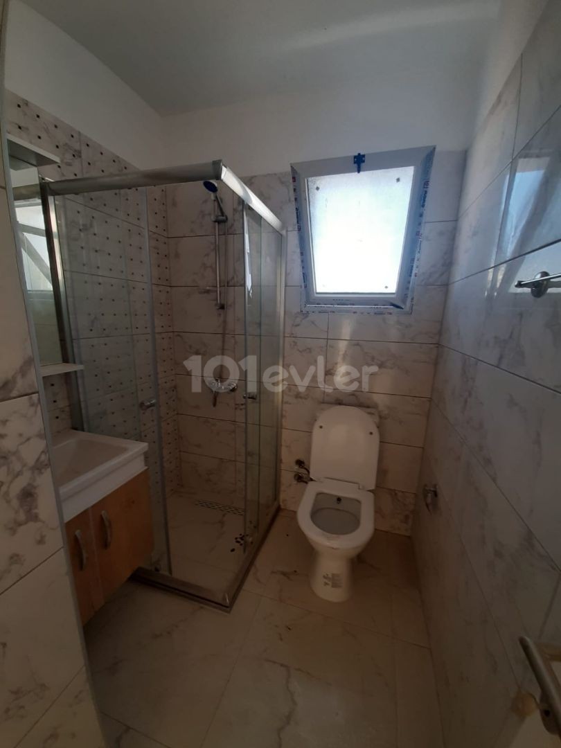 Canakkale 2 + 1 ohne Möbel Etage 3 ab 6000 tl 6 Miete 1 Kaution 1 Provision 70 m² Es gibt einen Aufzug es gibt einen Parkplatz.  Gebühren 400 tl x6 2400 tl 05338315976