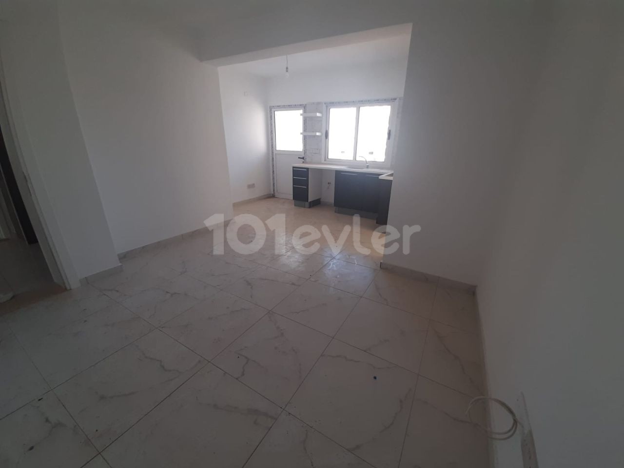 Canakkale 2 + 1 without furniture Floor 3 from 6000 tl 6 rent 1 deposit 1 commission 70 m² There is an elevator there is a car park.  Dues 400 tl x6 2400 tl 05338315976