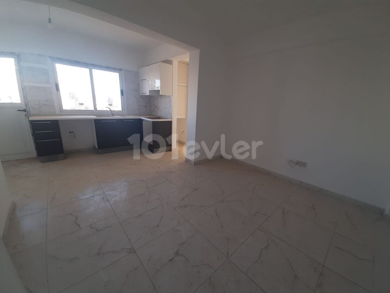 Canakkale 2 + 1 without furniture Floor 3 from 6000 tl 6 rent 1 deposit 1 commission 70 m² There is an elevator there is a car park.  Dues 400 tl x6 2400 tl 05338315976