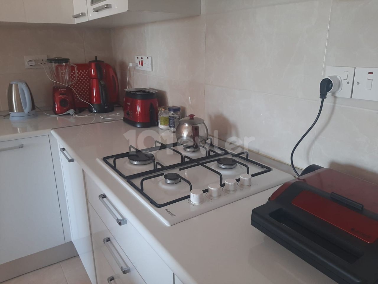 2+1 fully furnished flat for sale in a site with a pool in Yeniboğazi, 78,000 STG equivalent INVESTMENT OPPORTUNITY 80 SQUARE METERS ON THE 3RD FLOOR.