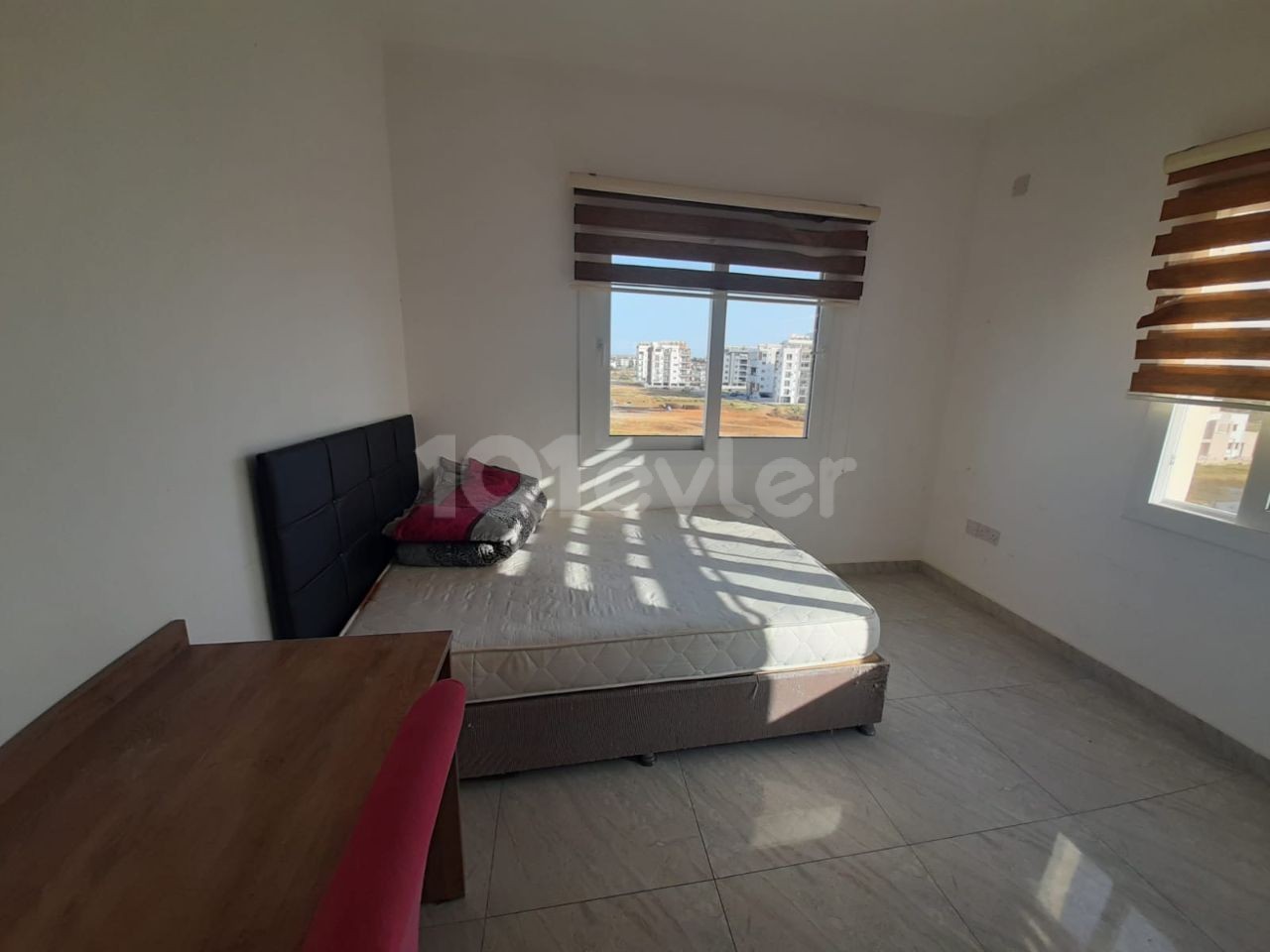 Canakkale 2+1 flat for rent on the 4th floor 8500 TL for annual payment only Dues 2500 TL per year 1 deposit 8500 TL 1 commission 8500 TL 05338315976