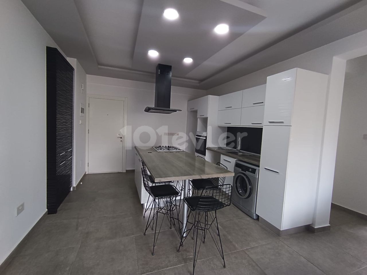 Magusa merkezde karakol bolgesınde 2+1 kiralık eşyalı daire aylık 500$ dan 6 ay yada senelık odemelı eşyalı sineklik var klimalı asansorlu  aylık 350 tl aıdat parası vardır. 2 depozit ve 1 komısyon