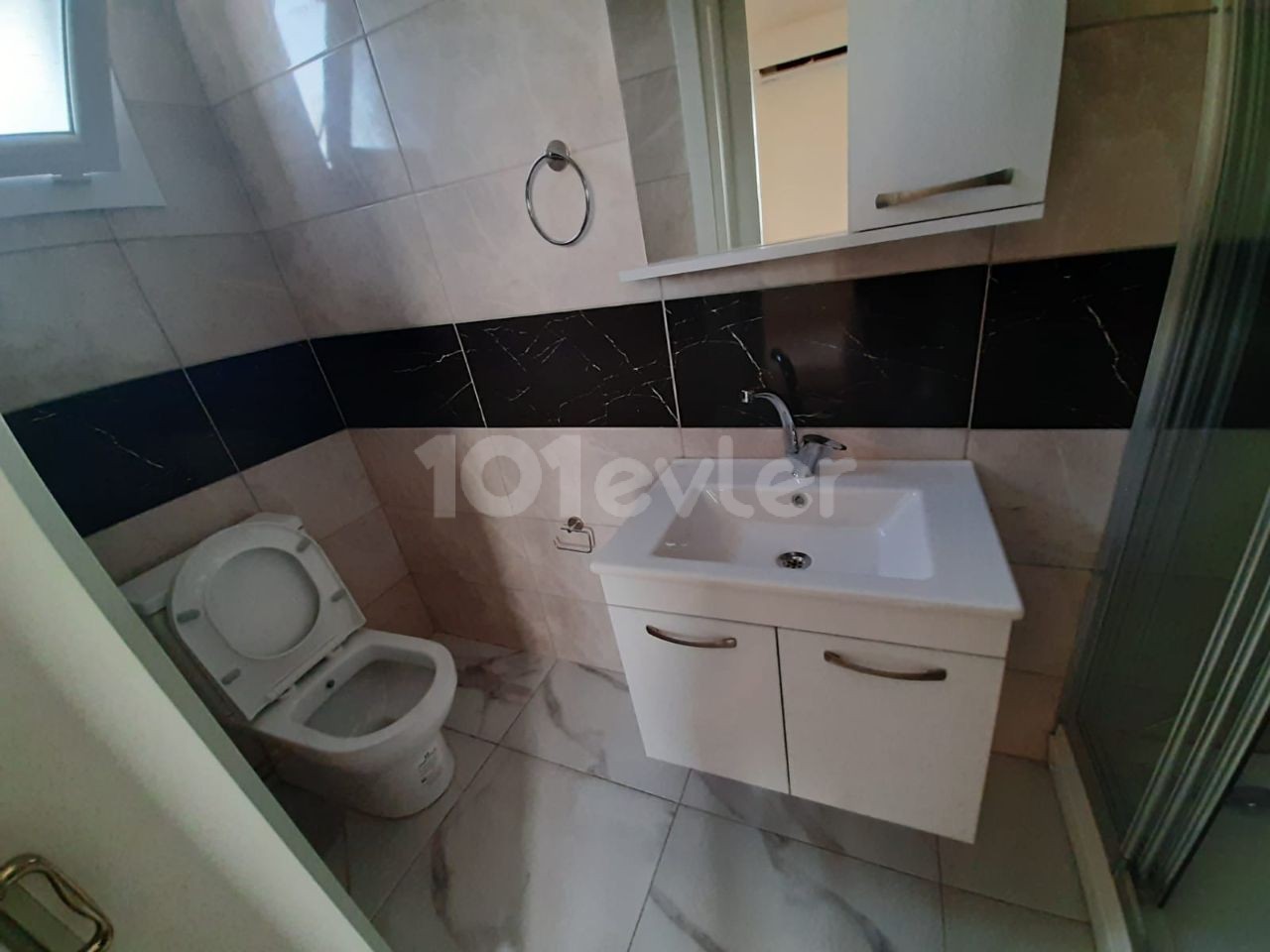 An opportunity not to be missed in Çanakkale region 3+1 flat for sale equivalent title 3 years old building £90.000 unfurnished 110 square meters with en-suite bathroom *investment opportunity*