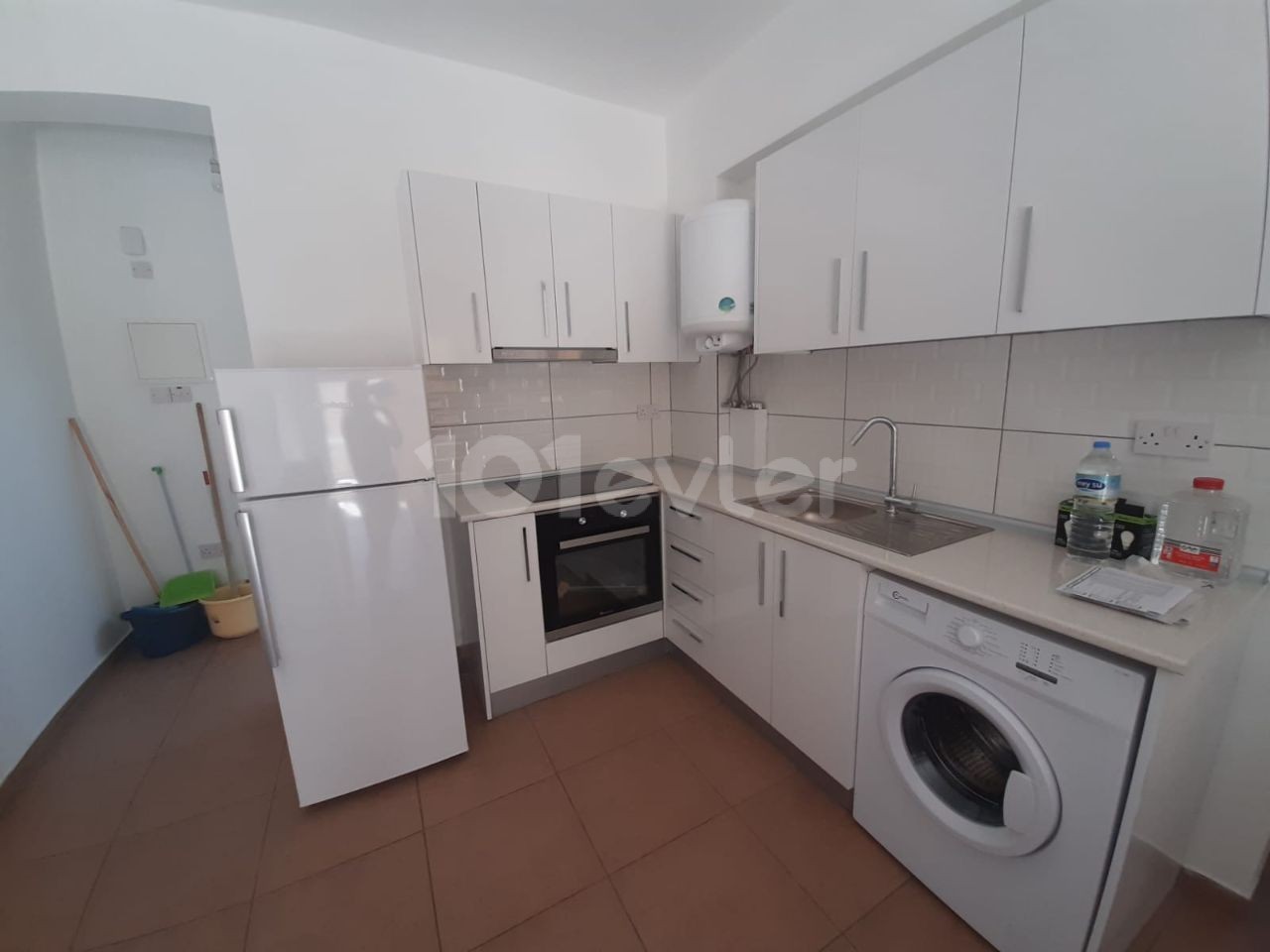 FLAT FOR RENT IN SAKARYA 2+1 350 STERLING FOR 6 RENT, 1 DEPOSIT, 1 COMMISSION AID, 6 MONTHS IN CASH PAYMENT FROM 300 TL. A 4-STOREY BUILDING ON THE 3rd FLOOR.