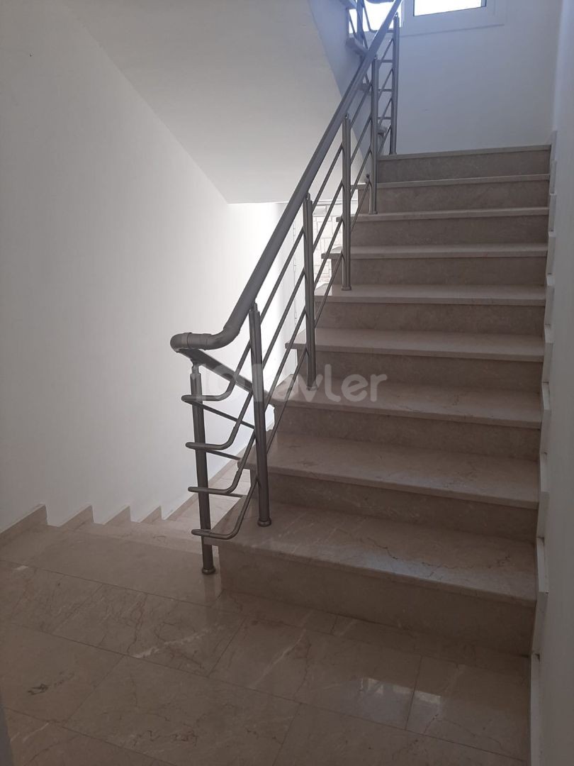 FLAT FOR RENT IN SAKARYA 2+1 350 STERLING FOR 6 RENT, 1 DEPOSIT, 1 COMMISSION AID, 6 MONTHS IN CASH PAYMENT FROM 300 TL. A 4-STOREY BUILDING ON THE 3rd FLOOR.