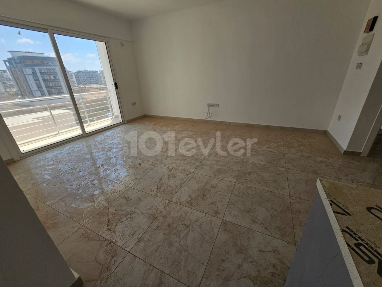 2+1 UNFURNISHED FLAT FOR RENT IN Famagusta Canakkale region, RIGHT AT THE BOTTOM OF CITY MALL RENT PAYMENT PLAN 6 MONTHS PAYMENT WITH 6 MONTHS PAYMENT AID 3RD FLOOR IS FOR RENT UNFURNISHED. THE 75 SQUARE METER HOUSE HAS AN ELEVATOR AND PARKING PLACE. 05338315976