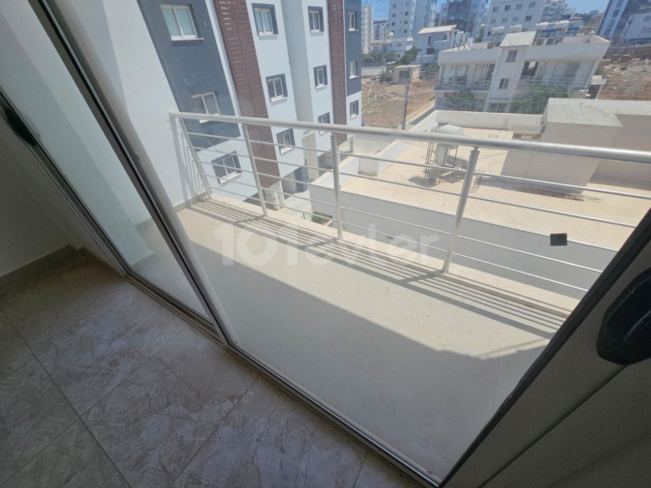 2+1 UNFURNISHED FLAT FOR RENT IN Famagusta Canakkale region, RIGHT AT THE BOTTOM OF CITY MALL RENT PAYMENT PLAN 6 MONTHS PAYMENT WITH 6 MONTHS PAYMENT AID 3RD FLOOR IS FOR RENT UNFURNISHED. THE 75 SQUARE METER HOUSE HAS AN ELEVATOR AND PARKING PLACE. 05338315976