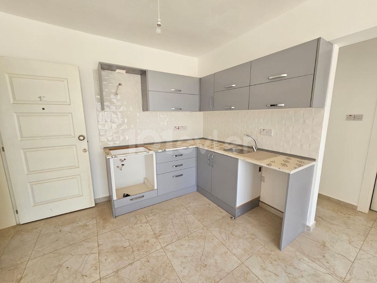 2+1 UNFURNISHED FLAT FOR RENT IN Famagusta Canakkale region, RIGHT AT THE BOTTOM OF CITY MALL RENT PAYMENT PLAN 6 MONTHS PAYMENT WITH 6 MONTHS PAYMENT AID 3RD FLOOR IS FOR RENT UNFURNISHED. THE 75 SQUARE METER HOUSE HAS AN ELEVATOR AND PARKING PLACE. 05338315976