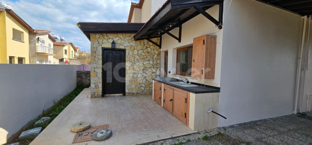 Duplex-Villa zu vermieten im Dorf Famagusta Tuzla unmöbliert 4+1 6 Mieten ab 500 STG + 1 Kaution + 1 Provision