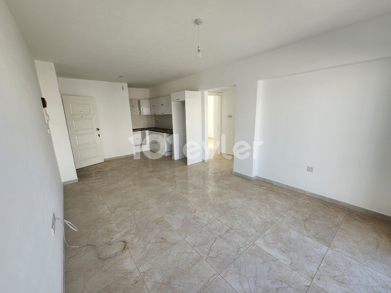 ÇANAKKALE 2+1 UNFURNISHED FLAT RENT IS 400 $ 6 RENT 1 DEPOSIT 1 COMMISSION DUE DUE 6 MONTHS PAYMENT IN ADVANCE. 75 SQUARE METERS FRONT FACADE LAST 1 PIECE 2ND FLOOR