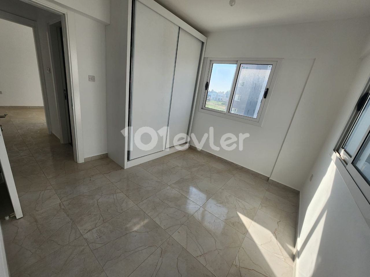 ÇANAKKALE 2+1 UNFURNISHED FLAT RENT IS 400 $ 6 RENT 1 DEPOSIT 1 COMMISSION DUE DUE 6 MONTHS PAYMENT IN ADVANCE. 75 SQUARE METERS FRONT FACADE LAST 1 PIECE 2ND FLOOR