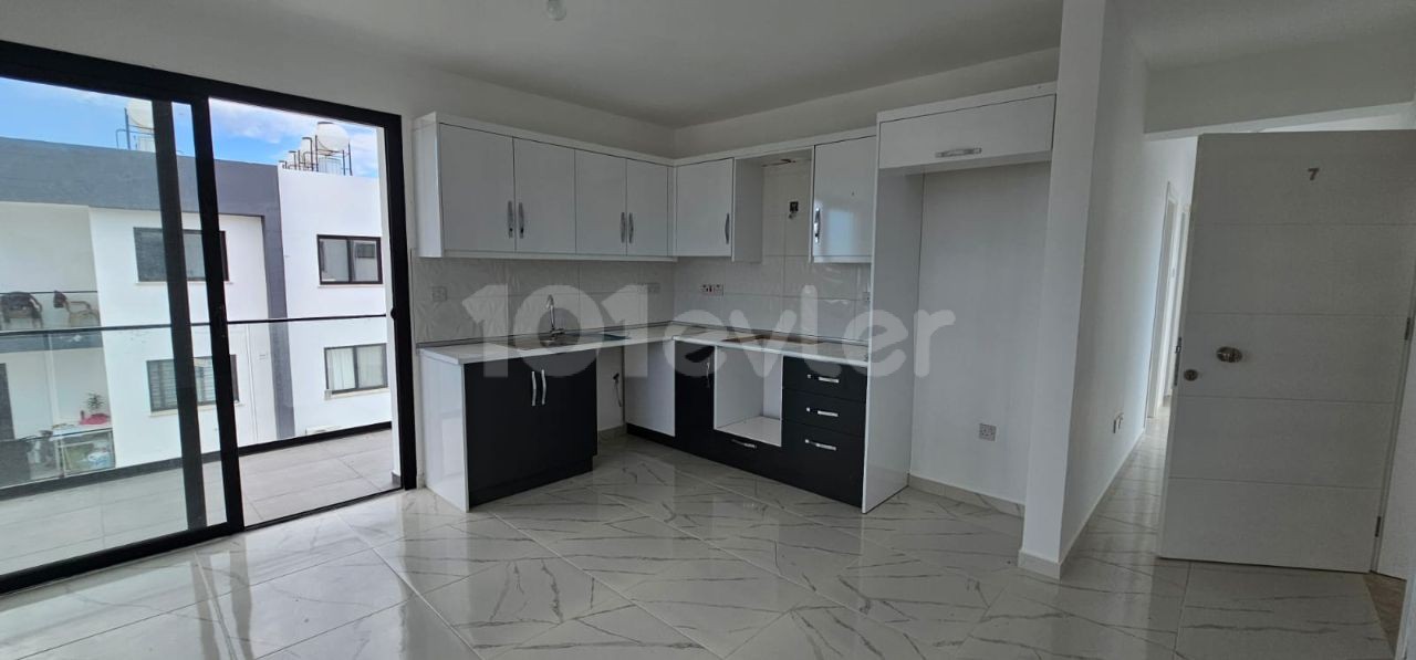 New flat for rent in Çanakkale region, 2+1 penthouse, unfurnished flat for rent, 6 rents + 1 deposit + 1 commission, 350 TL, 6 months' deposit, 300 TL. building without elevator