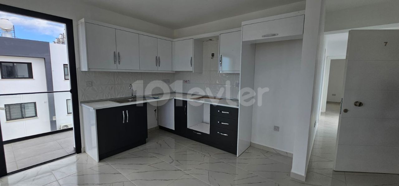 New flat for rent in Çanakkale region, 2+1 penthouse, unfurnished flat for rent, 6 rents + 1 deposit + 1 commission, 350 TL, 6 months' deposit, 300 TL. building without elevator