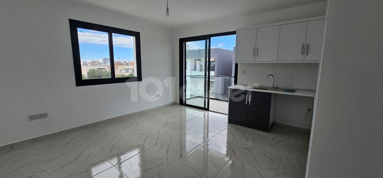 New flat for rent in Çanakkale region, 2+1 penthouse, unfurnished flat for rent, 6 rents + 1 deposit + 1 commission, 350 TL, 6 months' deposit, 300 TL. building without elevator