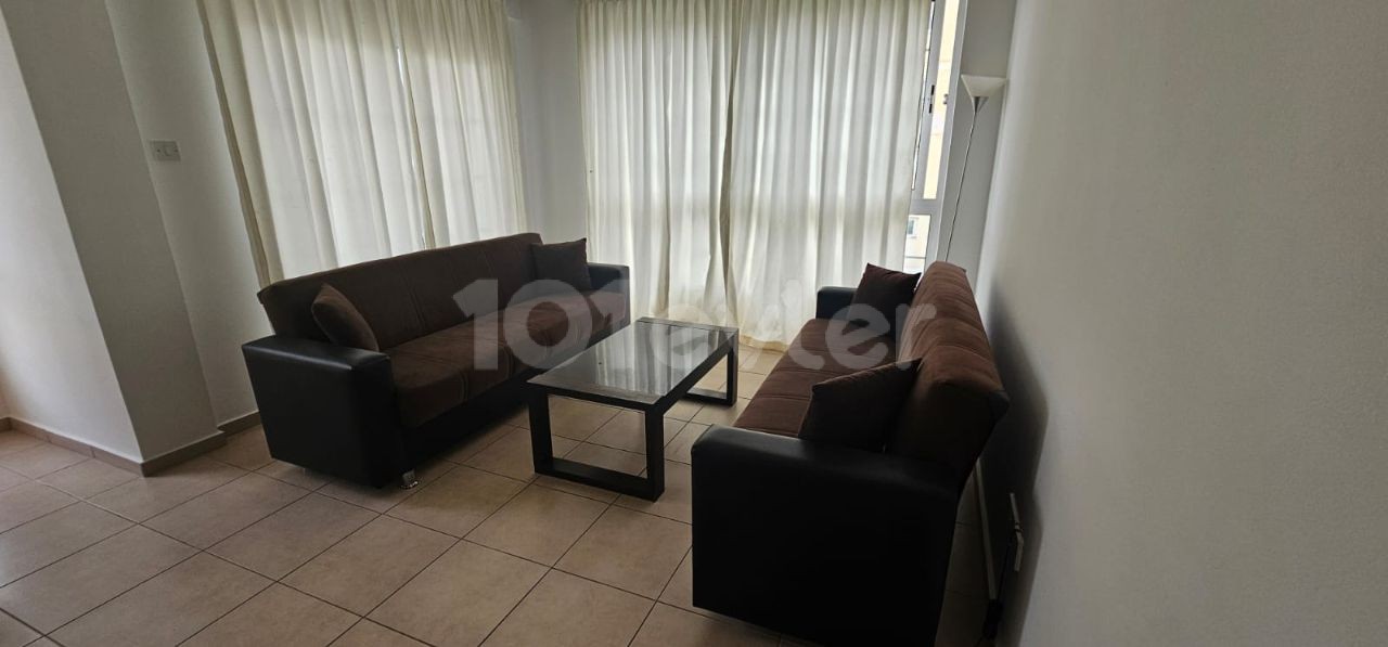 Karakol bölgesinde 3+1 kiralık daire eşyalı aileye yada ogrenciye  kiralıktır. Tek yetkiliyim senelik ödemeli 3.katta olan daire 137 metre kare 