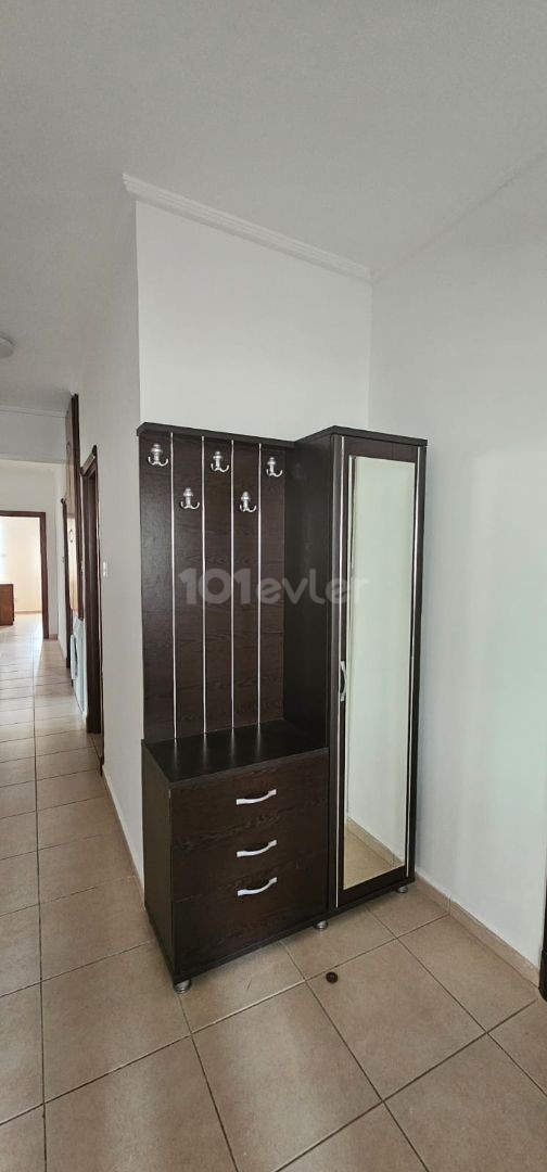 Karakol bölgesinde 3+1 kiralık daire eşyalı aileye yada ogrenciye  kiralıktır. Tek yetkiliyim senelik ödemeli 3.katta olan daire 137 metre kare 