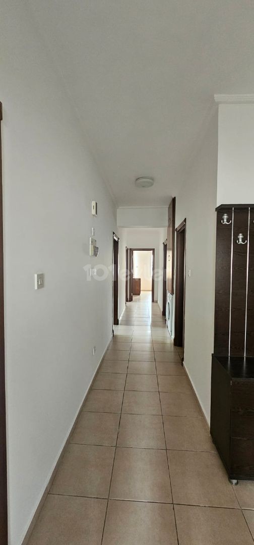 Karakol bölgesinde 3+1 kiralık daire eşyalı aileye yada ogrenciye  kiralıktır. Tek yetkiliyim senelik ödemeli 3.katta olan daire 137 metre kare 