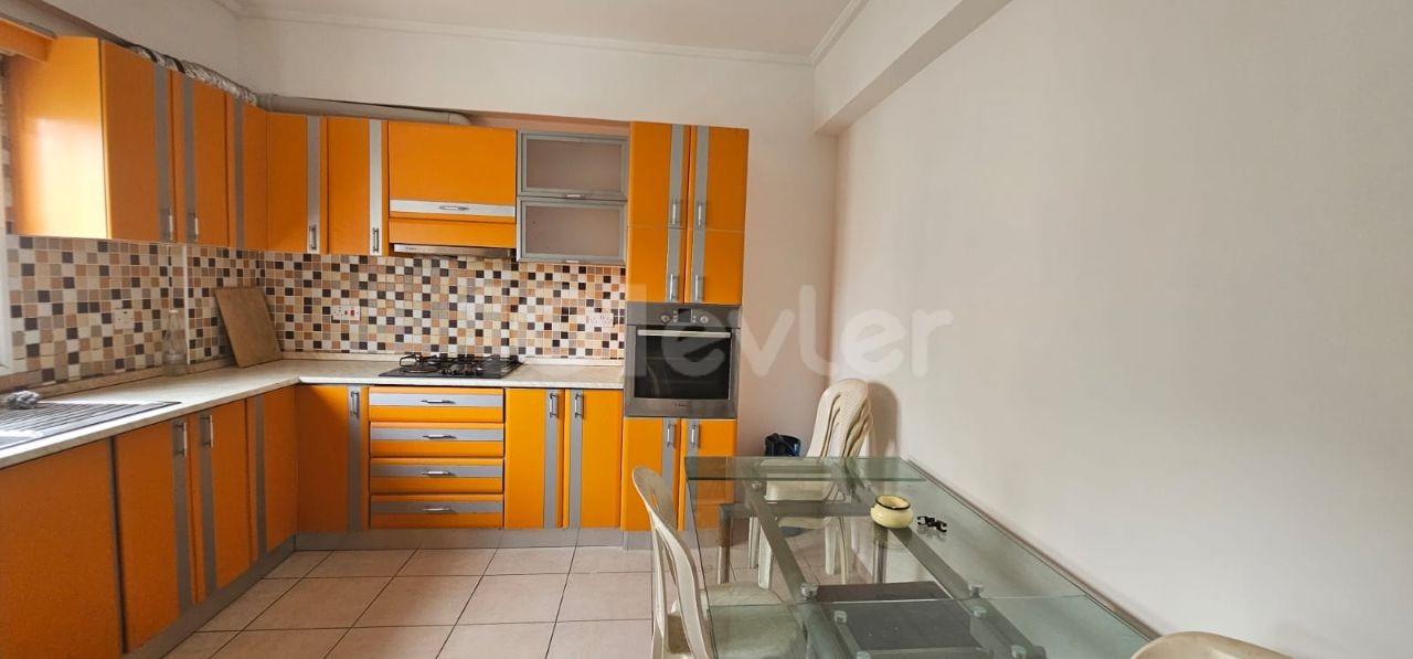 Karakol bölgesinde 3+1 kiralık daire eşyalı aileye yada ogrenciye  kiralıktır. Tek yetkiliyim senelik ödemeli 3.katta olan daire 137 metre kare 