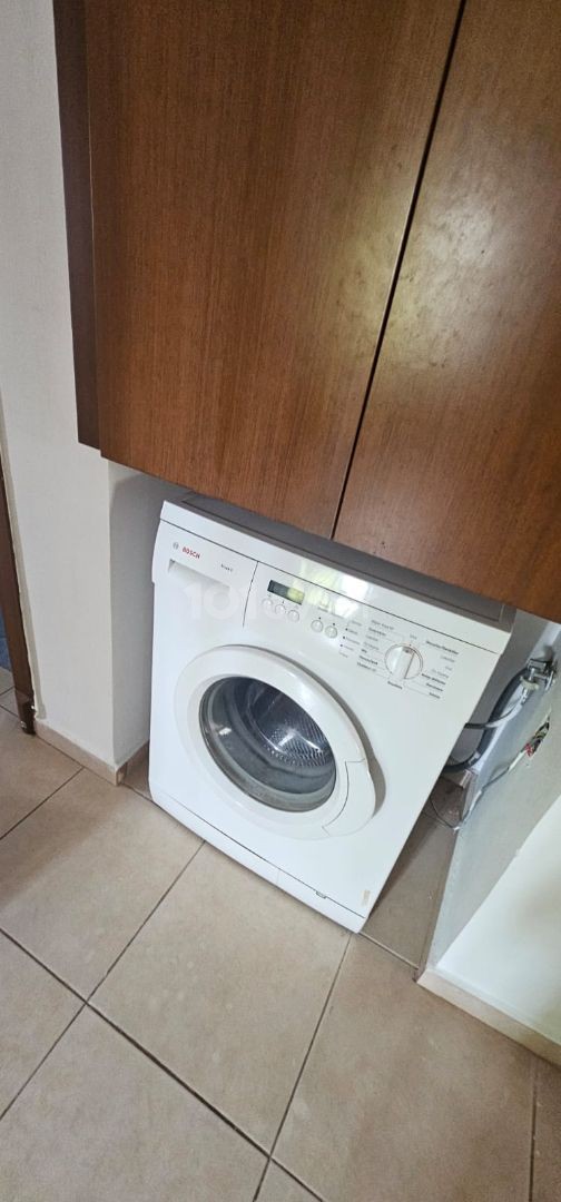 Karakol bölgesinde 3+1 kiralık daire eşyalı aileye yada ogrenciye  kiralıktır. Tek yetkiliyim senelik ödemeli 3.katta olan daire 137 metre kare 