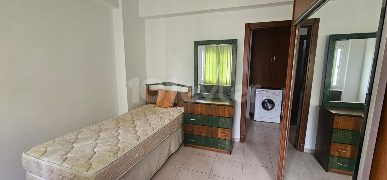 Karakol bölgesinde 3+1 kiralık daire eşyalı aileye yada ogrenciye  kiralıktır. Tek yetkiliyim senelik ödemeli 3.katta olan daire 137 metre kare 