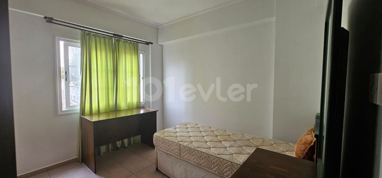 Karakol bölgesinde 3+1 kiralık daire eşyalı aileye yada ogrenciye  kiralıktır. Tek yetkiliyim senelik ödemeli 3.katta olan daire 137 metre kare 