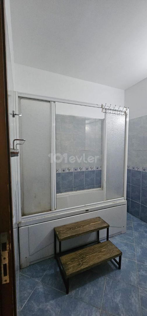 A furnished 3+1 flat for rent in the Karakol area is for rent to families and students. I am the only authorized person. Annual payment. Flat on the 3rd floor is 137 square meters.