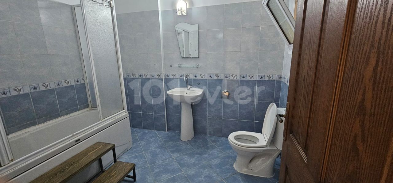 Karakol bölgesinde 3+1 kiralık daire eşyalı aileye yada ogrenciye  kiralıktır. Tek yetkiliyim senelik ödemeli 3.katta olan daire 137 metre kare 