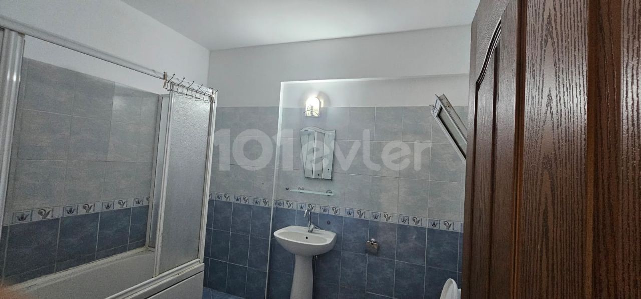 Karakol bölgesinde 3+1 kiralık daire eşyalı aileye yada ogrenciye  kiralıktır. Tek yetkiliyim senelik ödemeli 3.katta olan daire 137 metre kare 