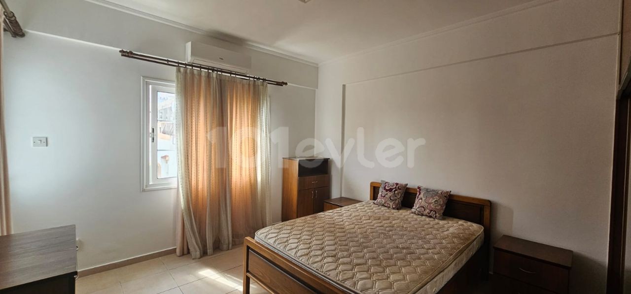 Karakol bölgesinde 3+1 kiralık daire eşyalı aileye yada ogrenciye  kiralıktır. Tek yetkiliyim senelik ödemeli 3.katta olan daire 137 metre kare 