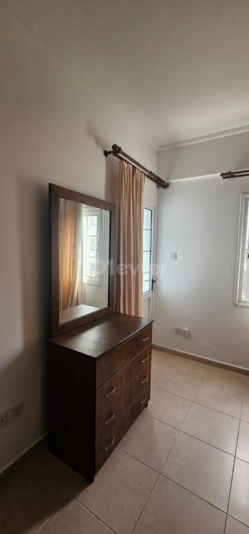 Karakol bölgesinde 3+1 kiralık daire eşyalı aileye yada ogrenciye  kiralıktır. Tek yetkiliyim senelik ödemeli 3.katta olan daire 137 metre kare 