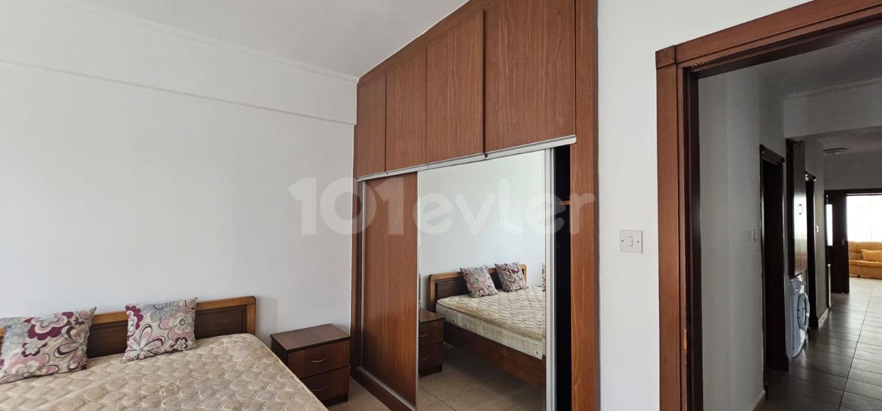 Karakol bölgesinde 3+1 kiralık daire eşyalı aileye yada ogrenciye  kiralıktır. Tek yetkiliyim senelik ödemeli 3.katta olan daire 137 metre kare 