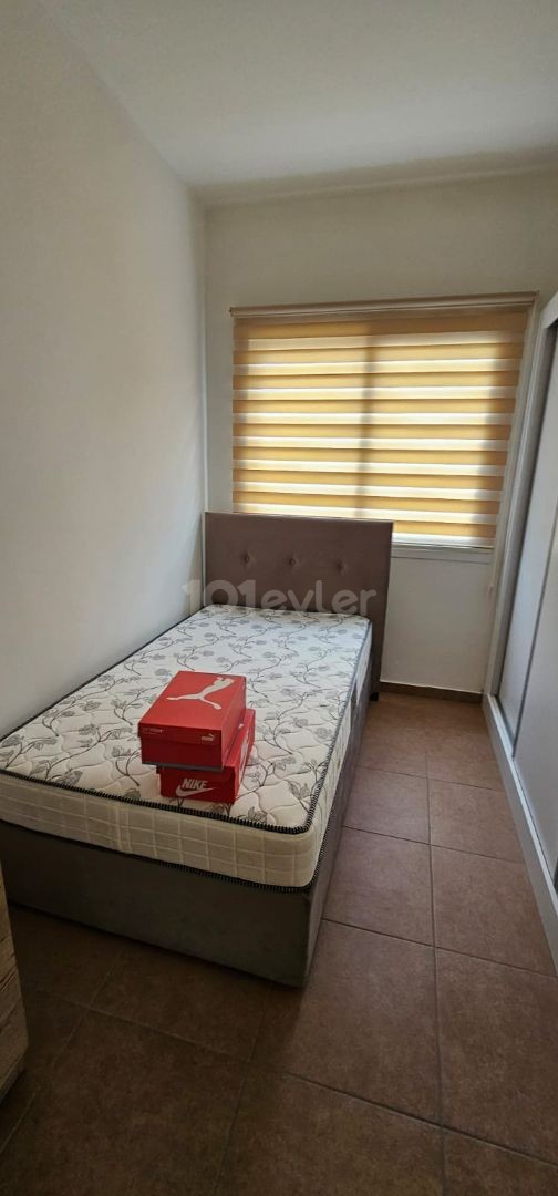 Magusa sakarya 2+1 kiralik daire 6 ay odemeli 350 stg kirasi 6 kira 1 depozit 1 komisyon Aidat 300 tl x6 3.katta olan daire kiralanmaya musait 60 m2  TELEFON 05338315976