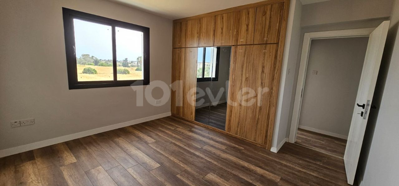 ÇANAKKALE BÖLGESİNDE 3+1 DAİRE SATILIKTIR. 115.000 STG 3 KATLI BİNA 122 METRE KARE EŞDEĞER KOÇAN HEMEN TESLİM DAİRE 3.KATTADIR.