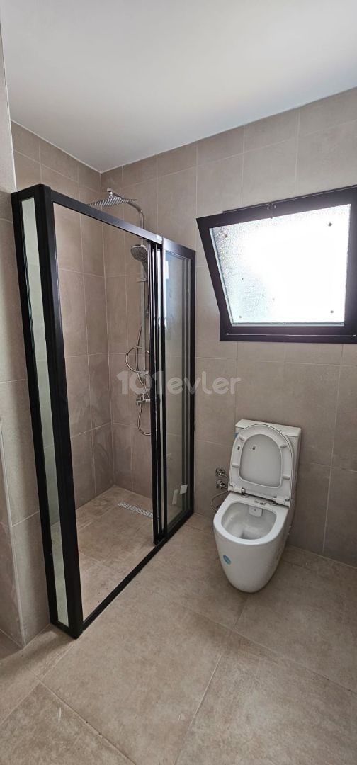 ÇANAKKALE BÖLGESİNDE 3+1 DAİRE SATILIKTIR. 115.000 STG 3 KATLI BİNA 122 METRE KARE EŞDEĞER KOÇAN HEMEN TESLİM DAİRE 3.KATTADIR.