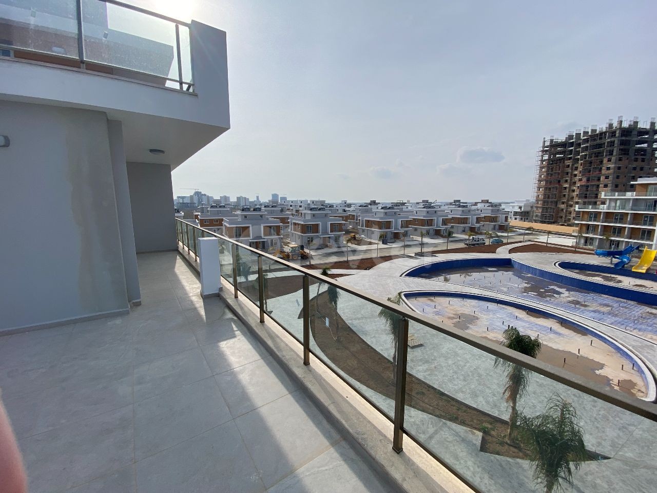 ÖZKARAMAN'dan İskele Royal Sun Elite'de Havuz Manzaralı Penthouse Stüdyo Daire