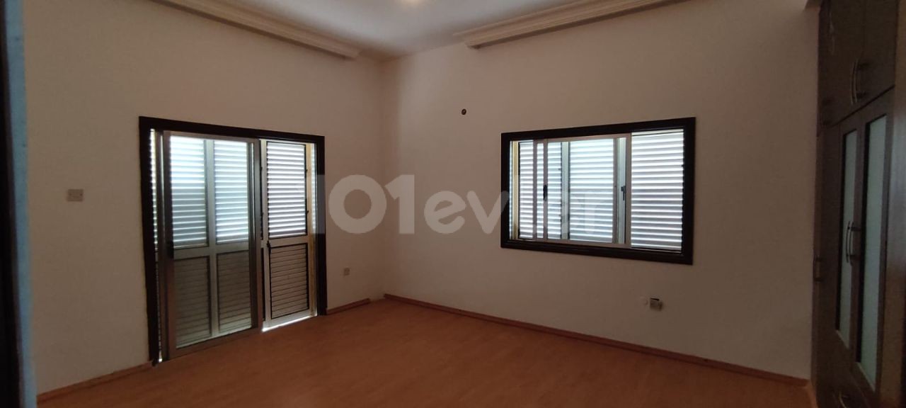 Продается просторная квартира 2+1 с турецким титулом в районе Озкарамандан Каракол