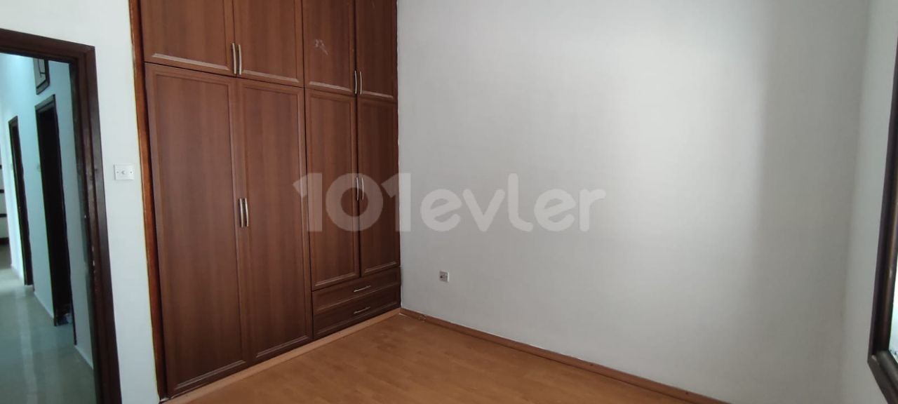Продается просторная квартира 2+1 с турецким титулом в районе Озкарамандан Каракол