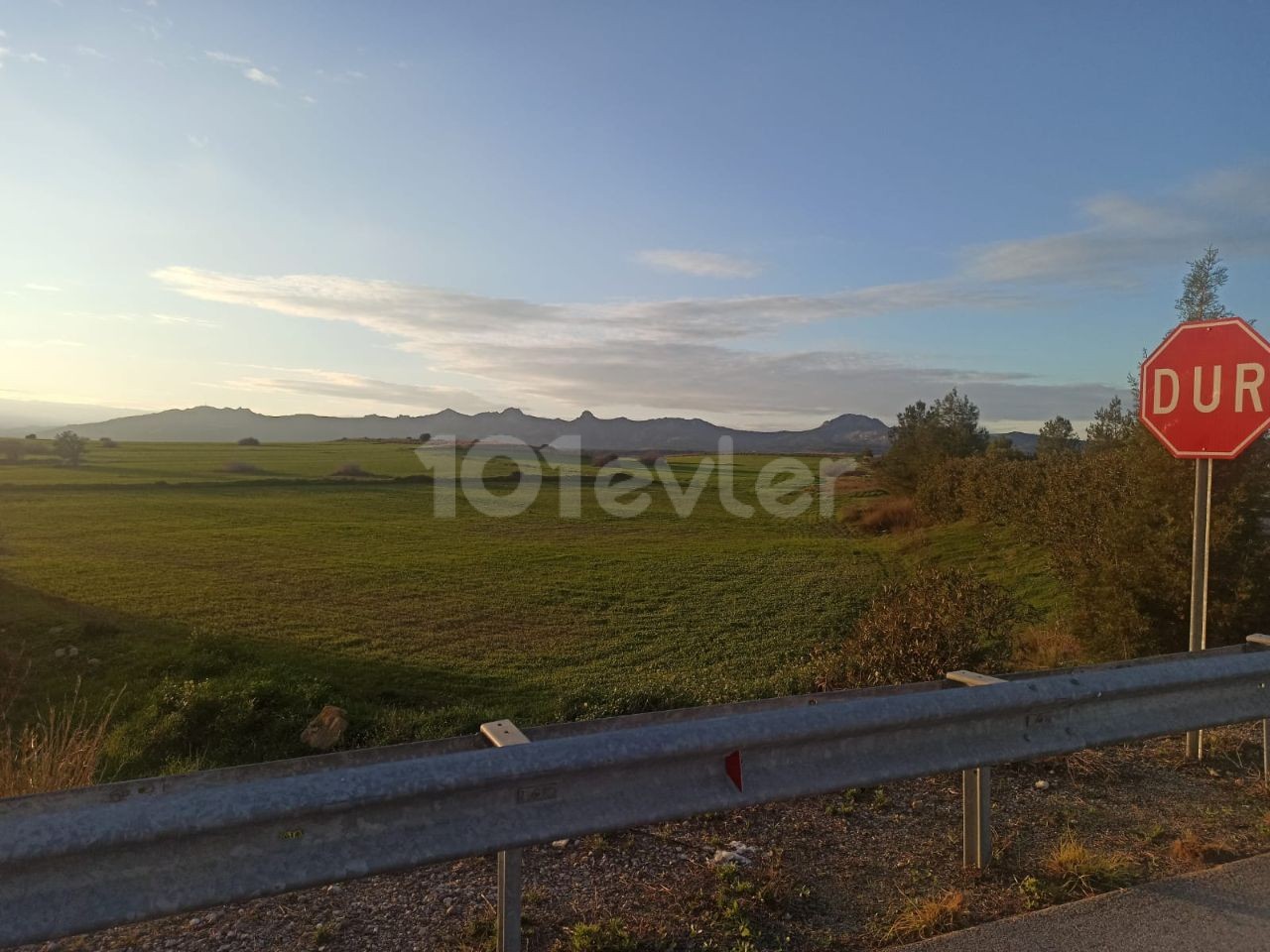 Feld zum Verkauf in der Nähe von Zeybekköy, 800 Meter zum Senmar-Markt, 100 % offen für Entwicklung