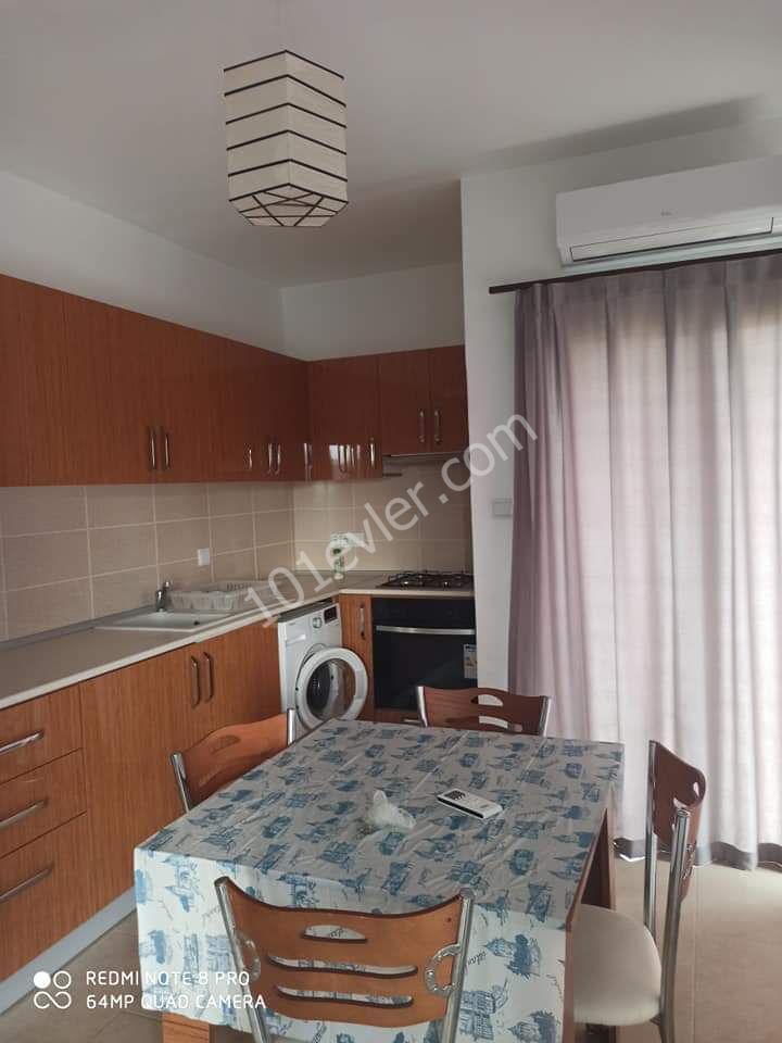 MAĞUSA MERKEZ'DE FULL EŞYALI SIFIRA YAKİN 1+1 DAİRE