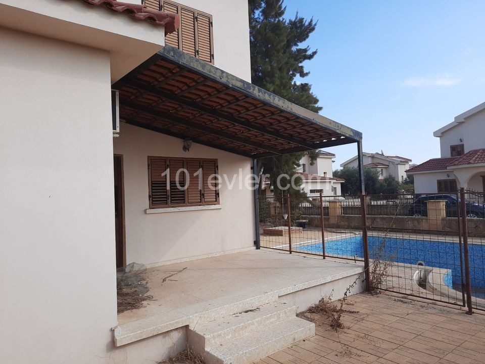 3 BEDROOM VILLA WITH A LARGE GARDEN WITH A POOL IN THE PIER GARDENS ** 