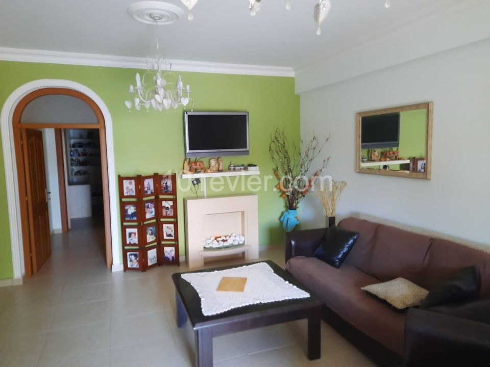 3 BEDROOM VILLA WITH A LARGE GARDEN WITH A POOL IN THE PIER GARDENS ** 