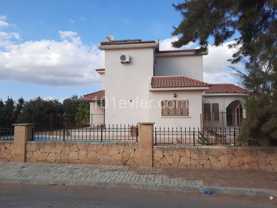 3 BEDROOM VILLA WITH A LARGE GARDEN WITH A POOL IN THE PIER GARDENS ** 