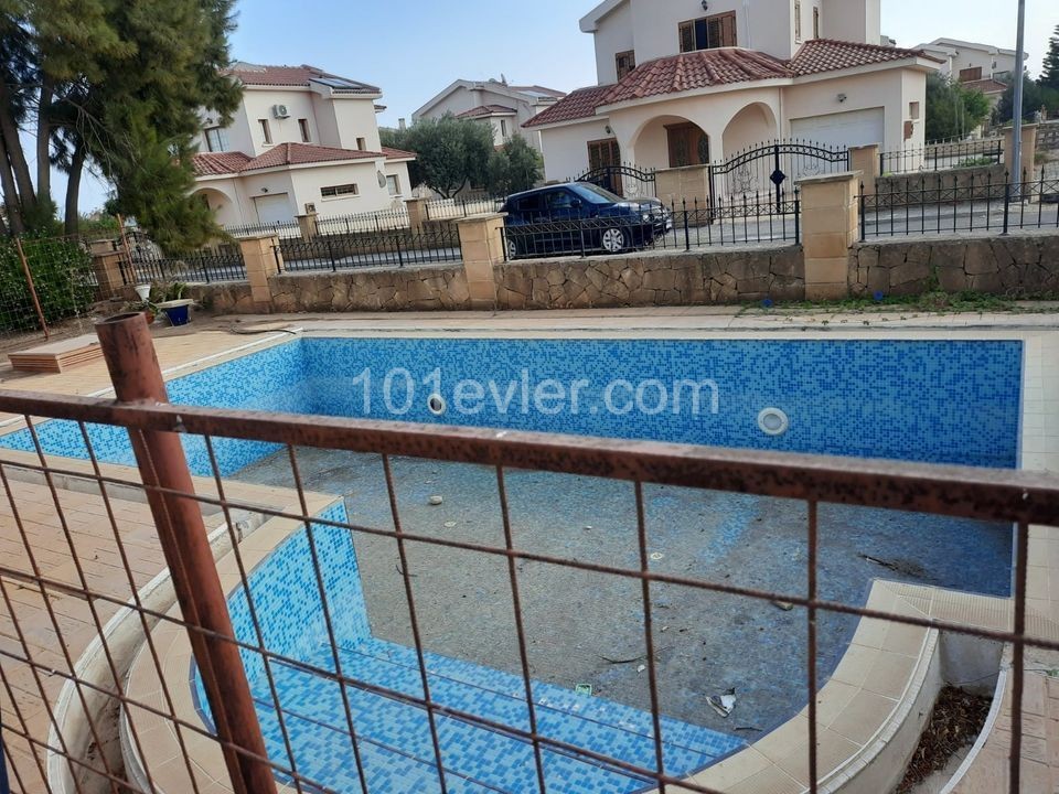 3 BEDROOM VILLA WITH A LARGE GARDEN WITH A POOL IN THE PIER GARDENS ** 