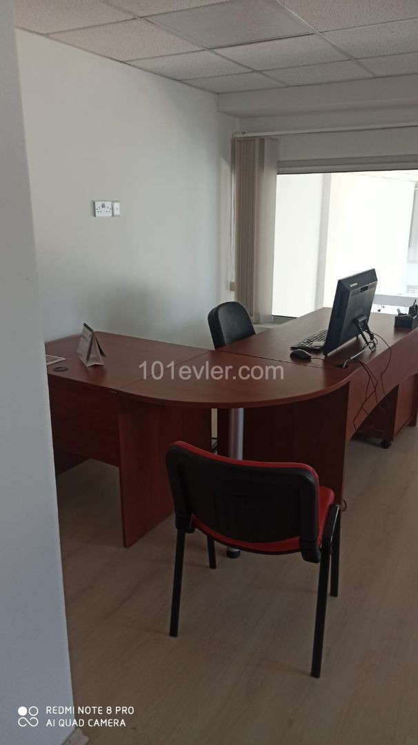 BÜRO/ARBEITSPLATZ AUF DER STRAßE IN FAMAGUSTA CITY MERKZIN ** 