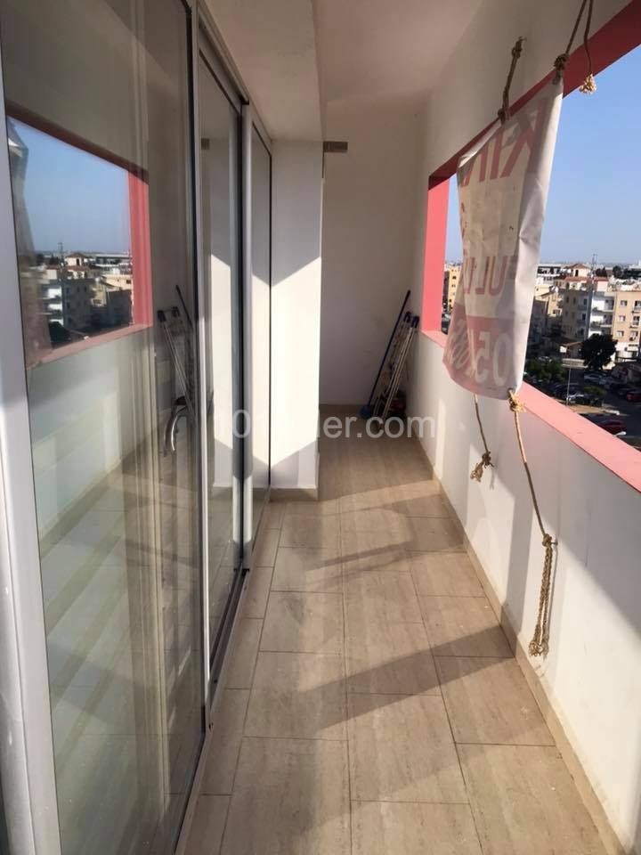 MAĞUSA ŞEHİR MERKEZİNDE FULL EŞYA 3+1 LÜX DAİRE